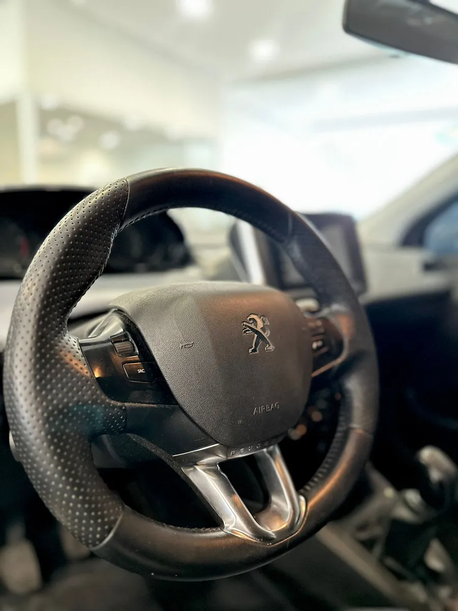 
								Peugeot 208 1.5 Allure full									