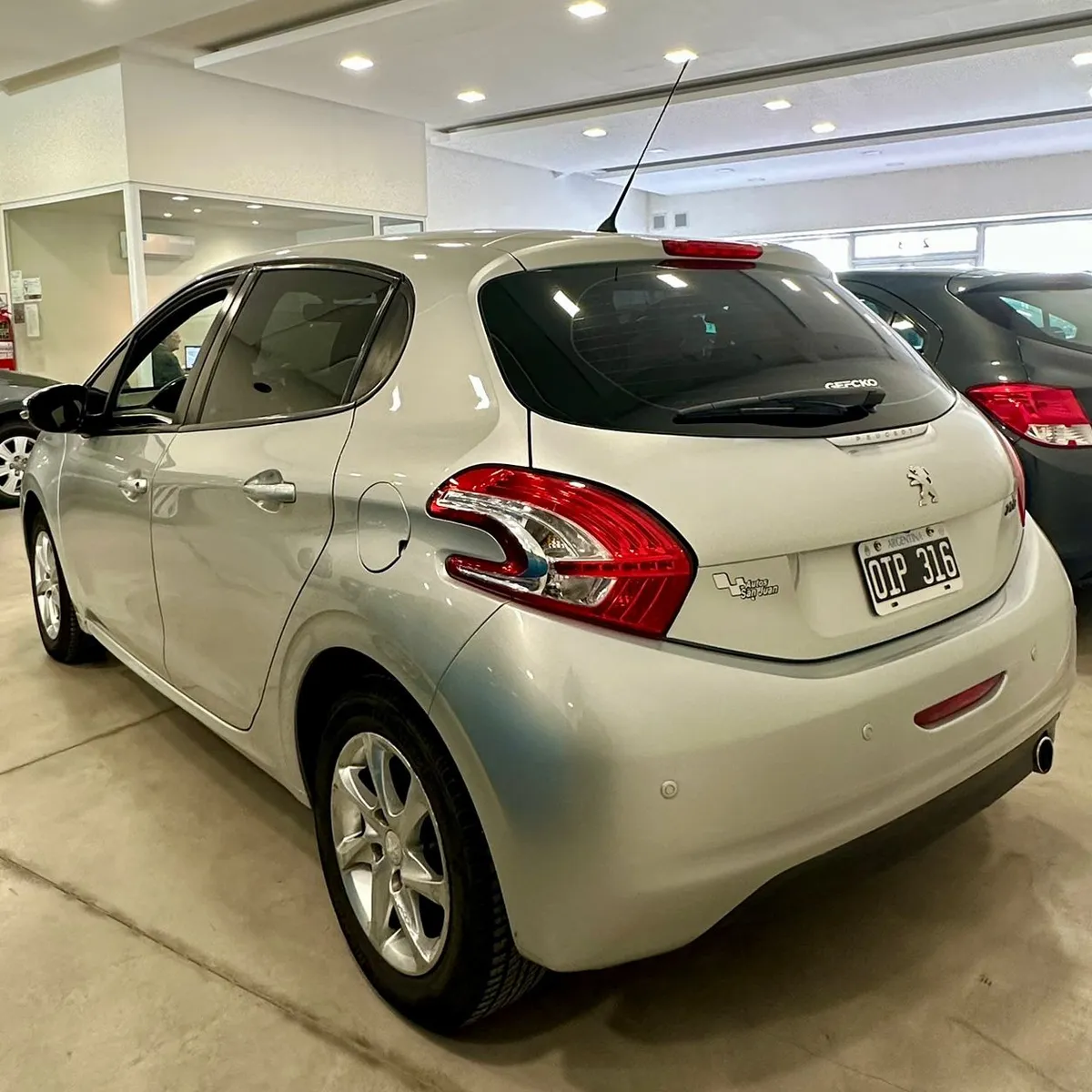 
								Peugeot 208 1.5 Allure full									